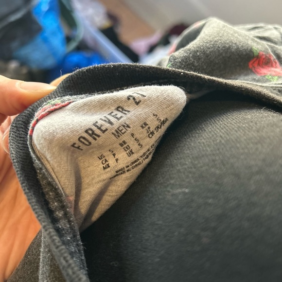 Men's T-Shirt w/ Roses - Small - Picture 2 of 5